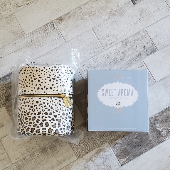 Young Living Sweet Aroma Essential Oil Diffuser and Oil Carrier Case Bag leopard